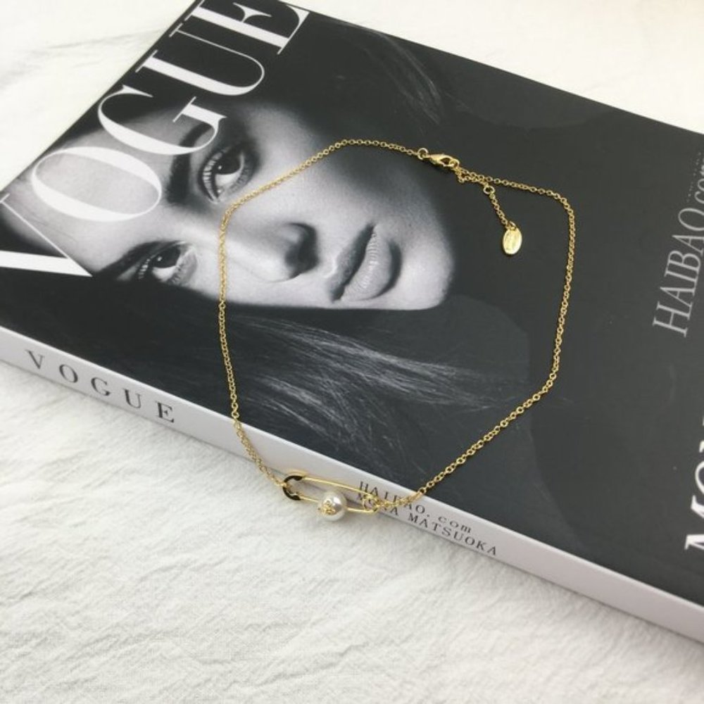 🦪Vivienne Westwood safety pin pearl logo necklace in gold